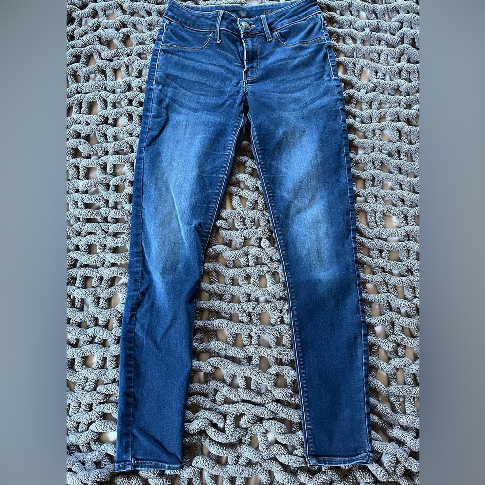 Non-ripped stretchy jeans